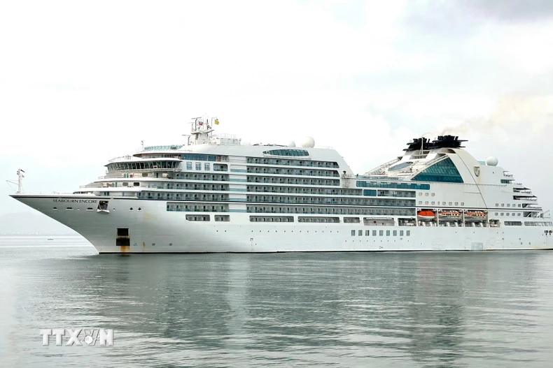 Tàu du lịch biển Seabourn Encore cập cảng Tiên Sa, đưa du khách đến tham quan Đà Nẵng trong những ngày đầu Xuân mới Bính Ngọ 2026. (Ảnh: Trần Lê Lâm/TTXVN)