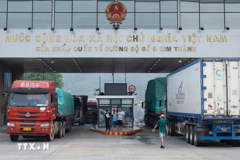 Hoạt động xuất nhập khẩu tại Cửa khẩu Kim Thành-Lào Cai. (Ảnh: Quốc Khánh/TTXVN)