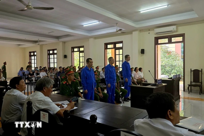 Toàn cảnh xét xử sai phạm tại trường Năng khiếu Thể dục Thể thao Bến Tre. (Ảnh: Huỳnh Phúc Hậu/TTXVN)