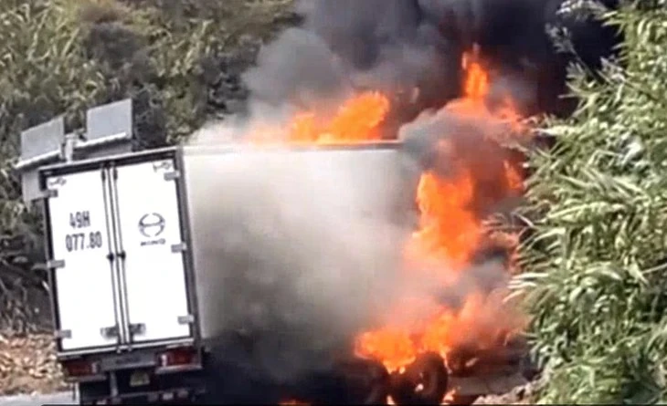 Hiện trường vụ cháy xe tải trên đèo Khánh Lê, tỉnh Khánh Hòa. (Ảnh cắt từ clip)