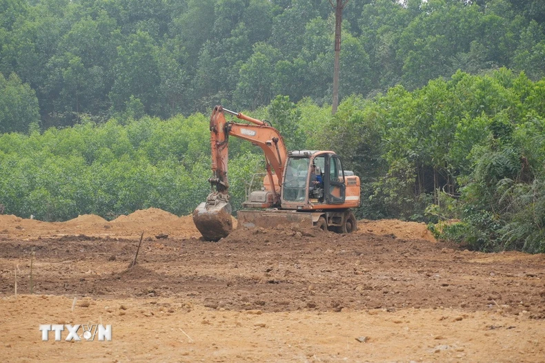 Công ty Cổ phần Luyện kim đen Thái Nguyên san gạt, cải tạo diện tích đất bị ảnh hưởng của sự cố vỡ bờ bao hồ chứa nước, tại xóm Cốc Thị, xã Nam Hòa. (Ảnh: Hoàng Nguyên/TTXVN)