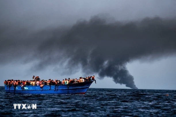 Người di cư chờ được giải cứu trên Địa Trung Hải, ngoài khơi bờ biển Libya. (Ảnh: Getty Images/TTXVN)