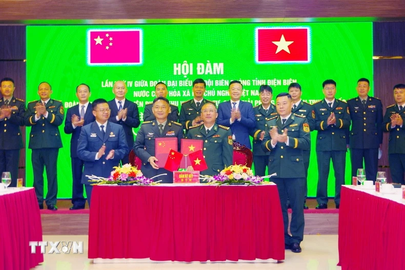 Hai bên ký kết và trao đổi biên bản ghi nhớ nội dung hợp tác. (Ảnh: TTXVN phát)