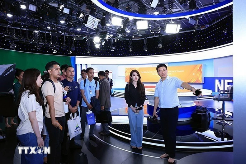 Các đại biểu thăm trường quay thuộc Trung tâm Nội dung số và Truyền thông. (Ảnh: Tuấn Anh/TTXVN)