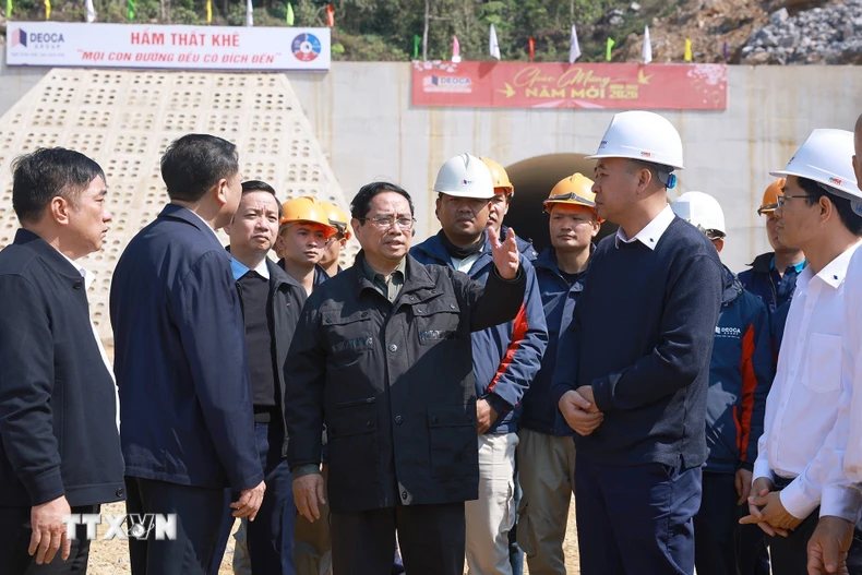 Thủ tướng Phạm Minh Chính kiểm tra tiến độ dự án đường cao tốc Đồng Đăng (Lạng Sơn)-Trà Lĩnh (Cao Bằng). (Ảnh: Dương Giang/TTXVN)