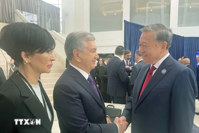 Tổng Bí thư Tô Lâm gặp lãnh đạo các nước nhân dịp tham dự cuộc họp khai mạc Hội đồng Hòa bình về Gaza. (Ảnh: TTXVN phát)