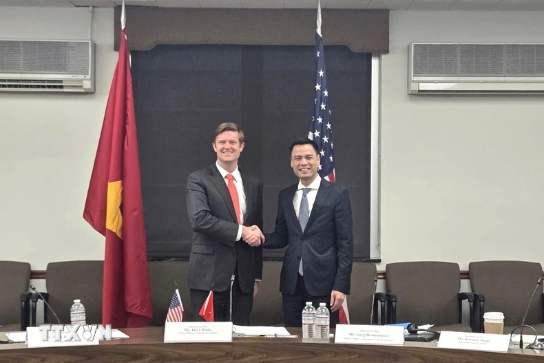 Thứ trưởng Bộ Ngoại giao Đặng Hoàng Giang và Quyền Trợ lý Ngoại trưởng Mỹ Fleet White. (Ảnh: TTXVN phát)