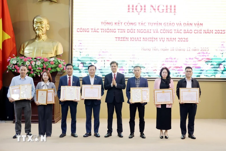 Trao giải Nhất Giải Búa liềm Vàng tỉnh Hưng Yên lần thứ 3 năm 2025 cho các tác giả, nhóm tác giả. (Ảnh: Thế Duyệt/TTXVN)