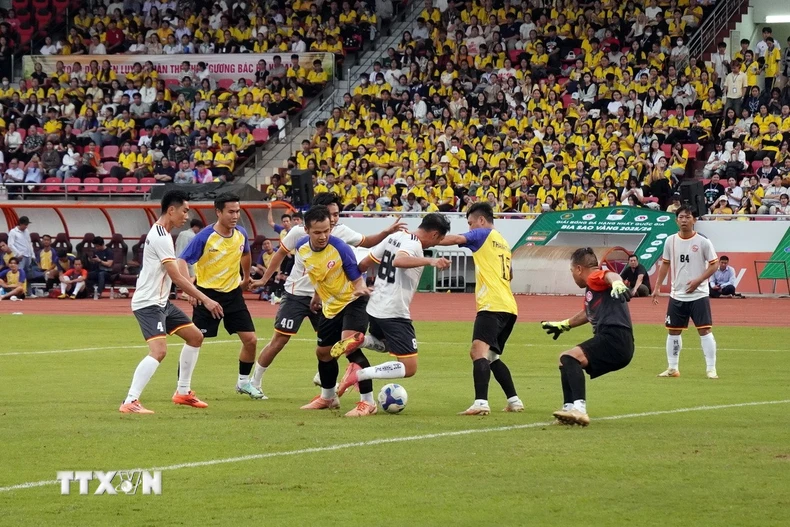 Trận thi đấu giao hữu giữa đội cán bộ công chức thành phố (áo trắng) với đội đội văn nghệ sỹ thành phố (áo vàng). (Ảnh: Trung Tuyến/TTXVN)
