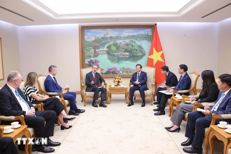 Phó Thủ tướng Trần Hồng Hà tiếp Đại sứ Cộng hòa Italy tại Việt Nam Marco Della Seta và Lãnh đạo Tập đoàn Fincantieri. (Ảnh: Văn Điệp/TTXVN)