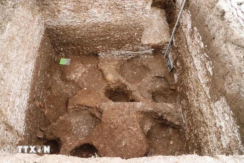 Hố khai quật thứ 2 tại Di chỉ khảo cổ Quỳnh Văn có độ sâu hơn 3m, là nơi phát hiện 9 bộ di cốt người tiền sử an táng theo tư thế bó gối cùng nhiều hiện vật có từ thời tiền sử. (Ảnh: Xuân Tiến/TTXVN)