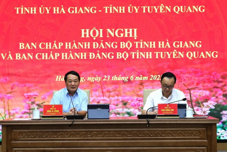 Ủy viên Trung ương Đảng, Bí thư Tỉnh ủy Hà Giang Hầu A Lềnh và Phó Bí thư Thường trực Tỉnh ủy, Chủ tịch Hội đồng Nhân dân tỉnh Hà Giang Thào Hồng Sơn chủ trì Hội nghị. (Ảnh: Minh Tâm/TTXVN)