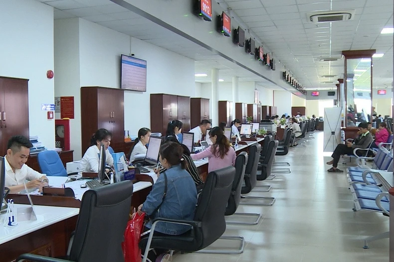 Làm thủ tục hành chính tại Trung tâm phục vụ hành chính công tỉnh Long An. (Nguồn: Báo và Đài Phát thanh Truyền hình Long An)
