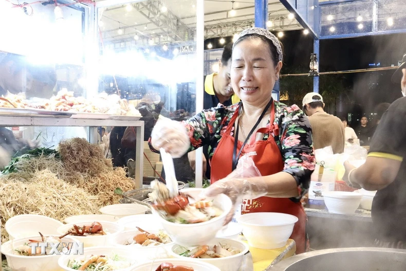 Chế biến bún nước lèo từ cua tại “Lễ hội Ẩm thực-Ngày hội Cua Cà Mau” năm 2025. (Ảnh: Xuân Anh/TTXVN)