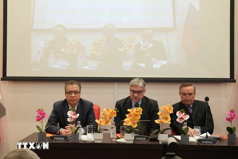 Đại sứ Việt Nam tại Nga Đặng Minh Khôi (ảnh trái) tham dự phiên toàn thể của Hội nghị và thông báo cô đọng tới Hội nghị những kết quả nổi bật nhất của Đại hội XIV. (Ảnh: Trần Hải/TTXVN)