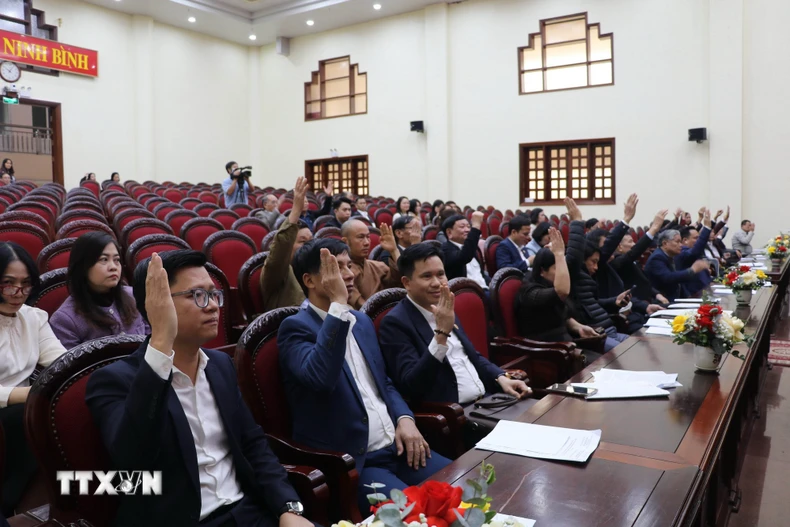 Các đại biểu biểu quyết thống nhất thông qua danh sách những người đủ tiêu chuẩn ứng cử đại biểu Hội đồng Nhân dân tỉnh Ninh Bình khóa XVI, nhiệm kỳ 2026-2031. (Ảnh: Hải Yến/TTXVN)