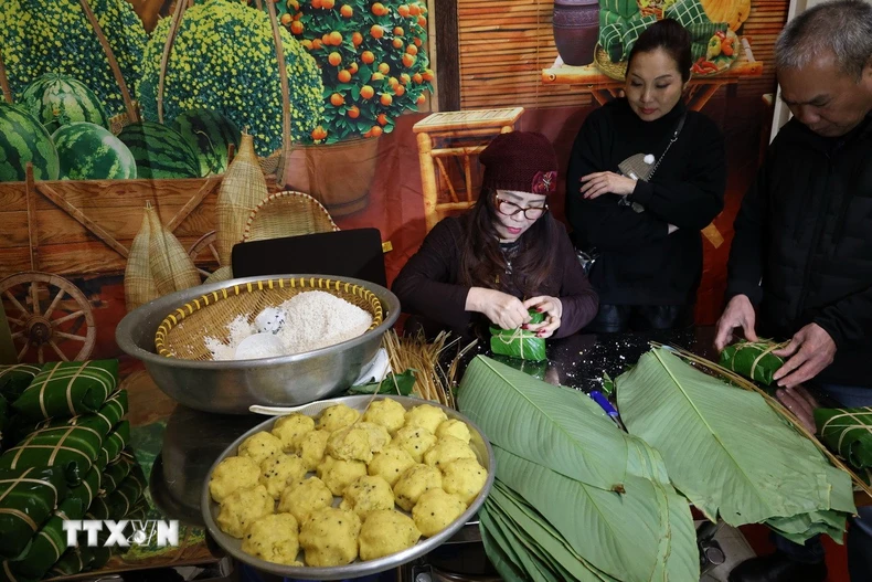 Gói bánh chưng, hoạt động thường niên tại chùa Phúc Lâm. (Ảnh: Thu Hằng/TTXVN)