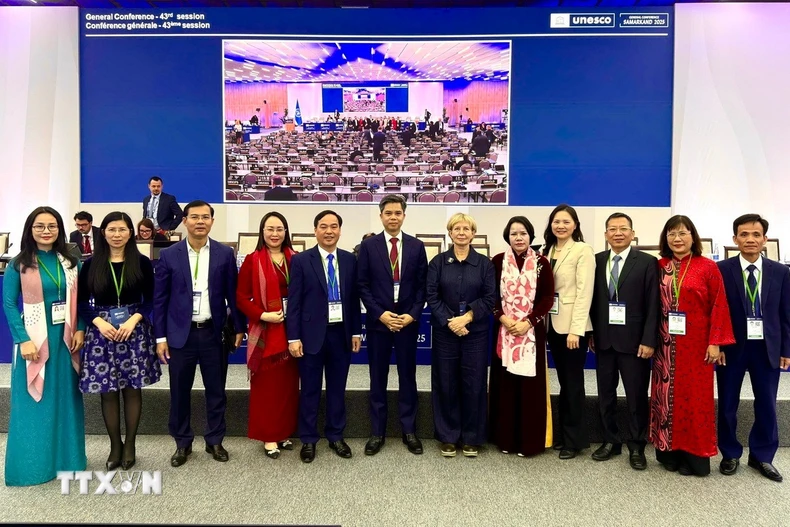 Đoàn đại biểu Việt Nam tại Kỳ họp lần thứ 43 Đại hội đồng UNESCO. (Ảnh: TTXVN phát)