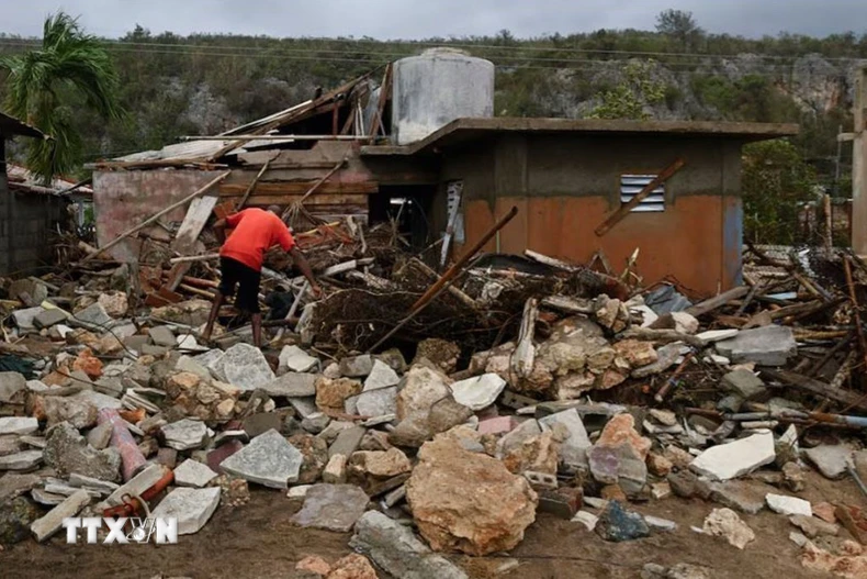 Bão Melissa đánh sập nhiều ngôi nhà ở Santiago, Cuba. (Ảnh: Reuters/TTXVN)