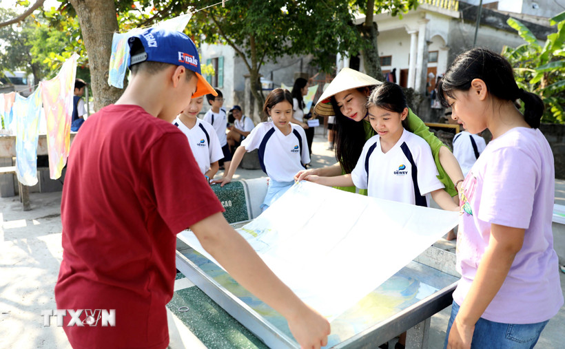 Học sinh trường liên cấp The Dewey Schools (Hà Nội) tham quan, trải nghiệm tại làng nghề làng dệt đũi Nam Cao tại xã Thống Nhất (Kiến Xương, Thái Bình). (Ảnh: Đức Anh/TTXVN)