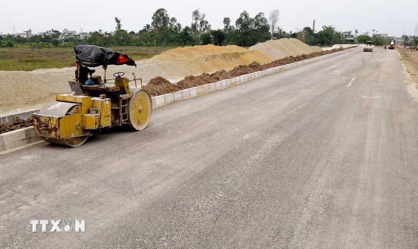 Các phương tiện, máy móc đang gấp rút thi công, đẩy nhanh tiến độ thực hiện dự án. (Ảnh Thu Hoài/TTXVN)