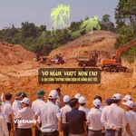 Đoàn công tác kiểm tra thực tế công trường dự án xây dựng trường liên cấp tại xã miền núi Đắc Pring, Đà Nẵng. (Ảnh: Thanh Phong/Vietnam+)