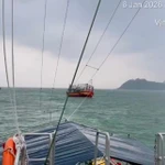 Tàu biên phòng lai dắt tàu cá gặp nạn. (Ảnh: PV/Vietnam+)