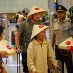 Những du khách đến từ Indonesia hào hứng khi được chào đón tại sân bay Đà Nẵng. (Ảnh: Thanh Phong/Vietnam+)
