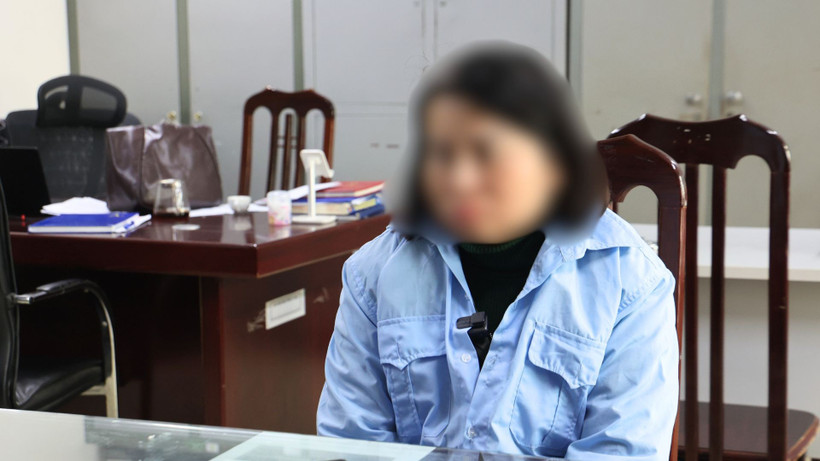 Bà Trần Thị Bạch Tuyết, Phó trưởng phòng Quản lý hành nghề y dược tư nhân Sở Y tế Hà Nội khai nhận tại cơ quan điều tra. (Ảnh: PV/Vietnam+)