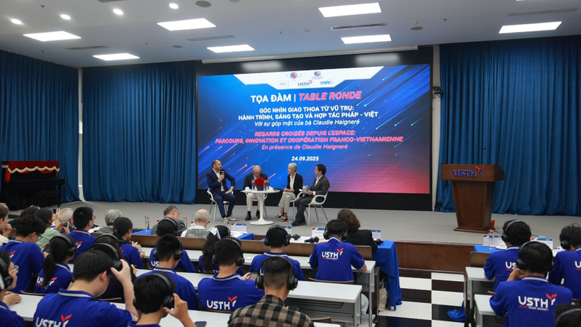 Toạ đàm có sự tham gia của các phi hành gia kỳ cựu người Pháp. (Ảnh: Minh Hiếu/Vietnam+)