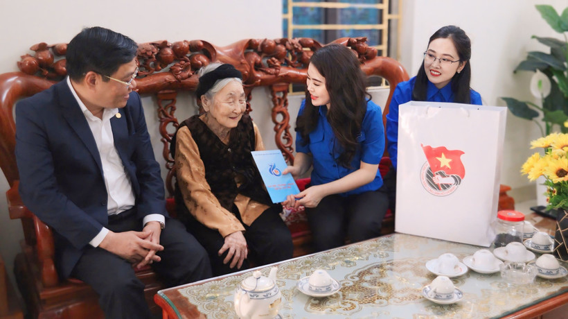 Bí thư Thành đoàn Hà Nội Chu Hồng Minh thăm, tặng quà Bà mẹ Việt Nam anh hùng Nguyễn Thị Cứu (thôn Đại Áng, Thanh Trì, Hà Nội) trong "Ngày Đoàn viên 2025". (Ảnh: PV/Vietnam+)