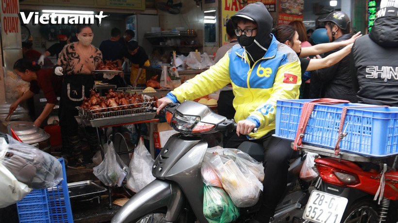 Shipper chợ Hàng Bè chạy hết công suất dịp Rằm. (Ảnh: Minh Hiếu/Vietnam+)