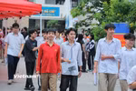Thí sinh rời phòng thi sau giờ thi môn Toán. (Ảnh: Hoài Nam/Vietnam+)
