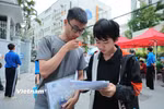 Thí sinh trao đổi bài sau giờ thi môn Toán. (Ảnh: Hoài Nam/Vietnam+)