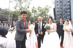 Nghệ sỹ Nhân dân Xuân Bắc - Cục trưởng Cục Nghệ thuật Biểu diễn trở thành MC và "chủ hôn" cho 80 cặp đôi đủ các độ tuổi, từ các cặp chưa thành hôn đến những cặp "đám cưới kim cương" 50 năm. (Ảnh: Minh Anh/Vietnam+)