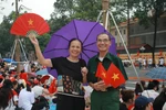 Cựu chiến binh, người già, người trẻ cùng "cắm trại" chờ diễu binh diễu hành