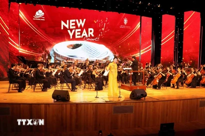 Chương trình nghệ thuật chào năm mới “New Year Concert” diễn ra trong không gian hiện đại của Nhà hát Hoa Phượng. (Ảnh: Hoàng Ngọc/TTXVN)