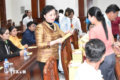 Bí thư Trung ương Đảng, Phó Thủ tướng Chính phủ Phạm Thị Thanh Trà tặng quà cho công nhân có hoàn cảnh khó khăn ở Đồng Tháp. (Ảnh: Hữu Chí/TTXVN)