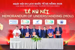 Ký ghi nhớ hợp tác giữa các đơn vị du lịch quốc tế với các đơn vị du lịch trong nước. (Ảnh: Thanh Phong/Vietnam+)
