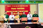 Thành ủy - Ủy ban Nhân dân thành phố Đà Nẵng khen thưởng đột xuất Ban Chuyên án QB525. (Ảnh: Thanh Phong/Vietnam+)