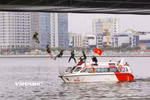 Diễn tập cảnh đu dây từ cầu Rồng. (Ảnh: PV/Vietnam+)