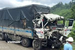 Đầu xe ô tô tải mang biển kiểm soát 64C-077.34 bị biến dạng sau vụ tai nạn. (Ảnh: PV/Vietnam+) 