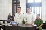 Hai bị cáo Đào Ngọc Lợi (trái) và Đào Ngọc Duy Anh (phải). (Ảnh: PV/Vietnam+)