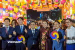 Bà Nguyễn Thị Anh Thi (áo dài), Phó Chủ tịch Ủy ban nhân dân thành phố Đà Nẵng và ông Han Jung-il (ở giữa đeo kính), Tổng Lãnh sự Hàn Quốc tại Đà Nẵng chụp hình chung với các đại biểu. (Ảnh: Thanh Phong/Vietnam+)