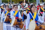 Nét xinh đẹp của thiếu nữ Việt Nam trong trang phục Hanbok hòa cùng điệu múa quạt. (Ảnh: Thanh Phong/Vietnam+)