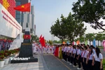 Cán bộ, đoàn viên thanh niên và học sinh tham gia Lễ Chào cờ tháng 3 tại Nhà trưng bày Hoàng Sa. (Ảnh: Thanh Phong/Vietnam+)