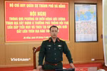 Đại tá Trần Hữu Ích, Chỉ huy trưởng Bộ Chỉ huy Quân sự thành phố Đà Nẵng chủ trì hội nghị thông qua phương án điều động lực lượng tham gia xây dựng 6 trường liên cấp tại biên giới Đà Nẵng. (Ảnh: Thanh Phong/Vietnam+)