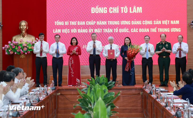Tổng Bí thư Tô Lâm trao Quyết định số 304-QĐ/TW về chức năng, nhiệm vụ, tổ chức bộ máy Cơ quan Ủy ban Trung ương Mặt trận Tổ quốc Việt Nam . (Ảnh: PV/Vietnam+)