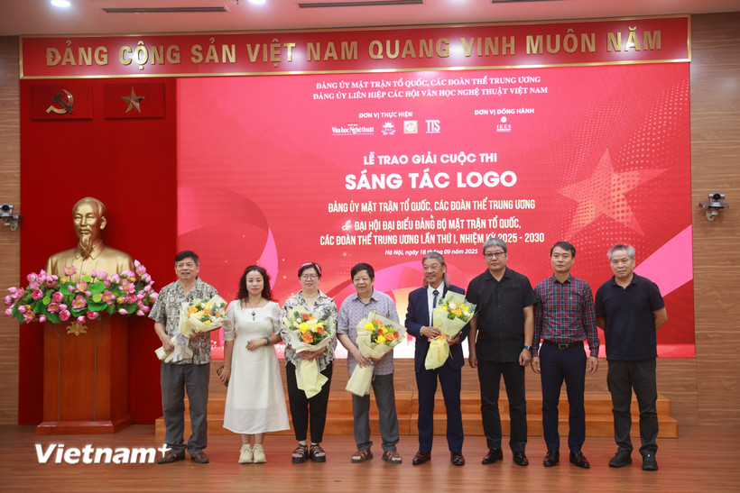 Các tác giả và nhóm tác giả đạt giải trong cuộc thi thiết kế logo. (Ảnh: Hoài Nam/Vietnam+)