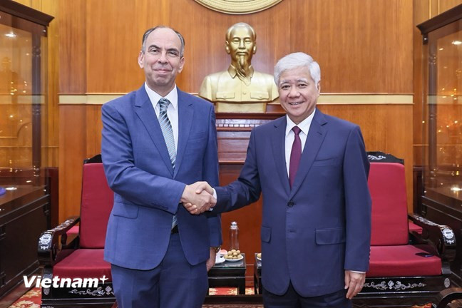 Ông Đỗ Văn Chiến, Ủy viên Bộ Chính trị, Bí thư Trung ương Đảng, Chủ tịch Ủy ban Trung ương Mặt trận Tổ quốc Việt Nam trao đổi với Đại sứ Cuba tại Việt Nam Rogelio Polanco Fuentes. (Ảnh: PV/Vietnam+)